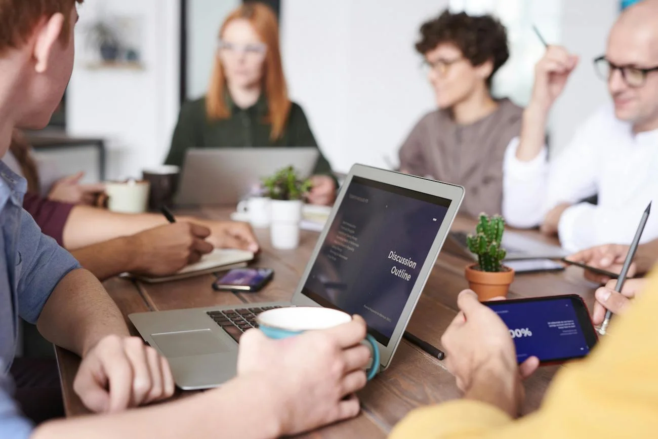 Jak wynika z badania Deloitte "Gen Z &Millennial Survey 2025", sposobem na retencję pracowników z pokolenia Z jest wsparcie ich rozwoju zawodowego. Świetnym narzędziem do osiągnięcia tego celu są wewnętrzne hackathony.