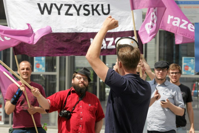 Razem, partia bez lidera zyskała przywódcę wbrew sobie.