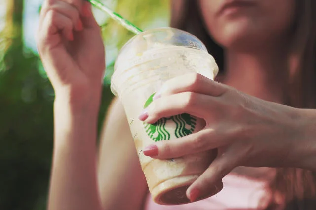 "Śmieciówka" nie oznacza życia bez kawy ze Starbucksa i innych przyjemności.