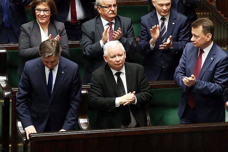 Klasa panów z PiS nieudolnie próbuje obronić Jarosława Kaczyńskiego.
