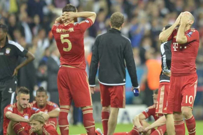 Załamani piłkarze Bayernu Monachium po przegranym finale Ligi Mistrzów