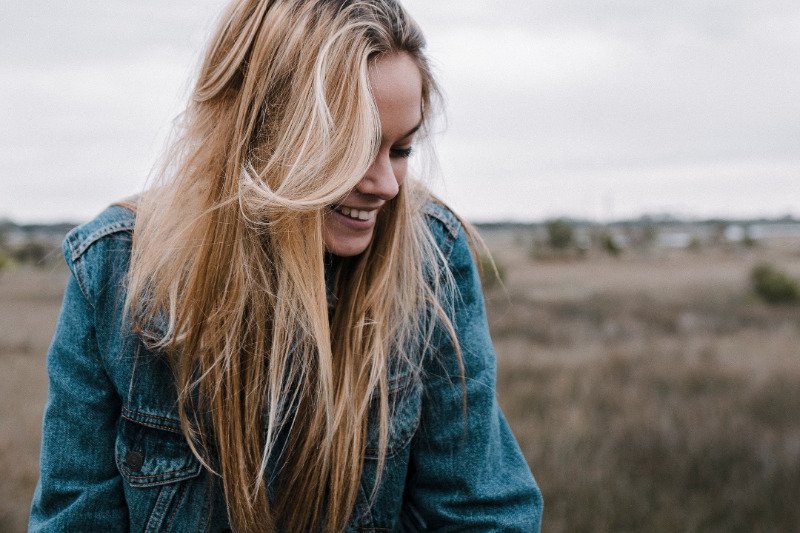 Kurtka jeansowa idealnie sprawdzi się w wiosennych stylizacjach