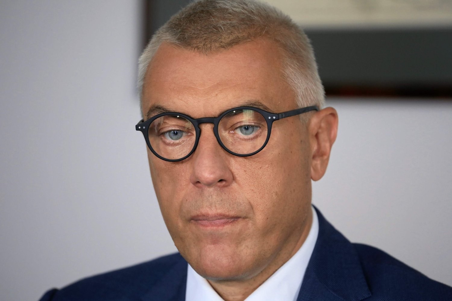 Dziennikarz Wirtualnej Polski Marek Kacprzak pokazał zdjęcie samochodu TVP przed domem Romana Giertycha.