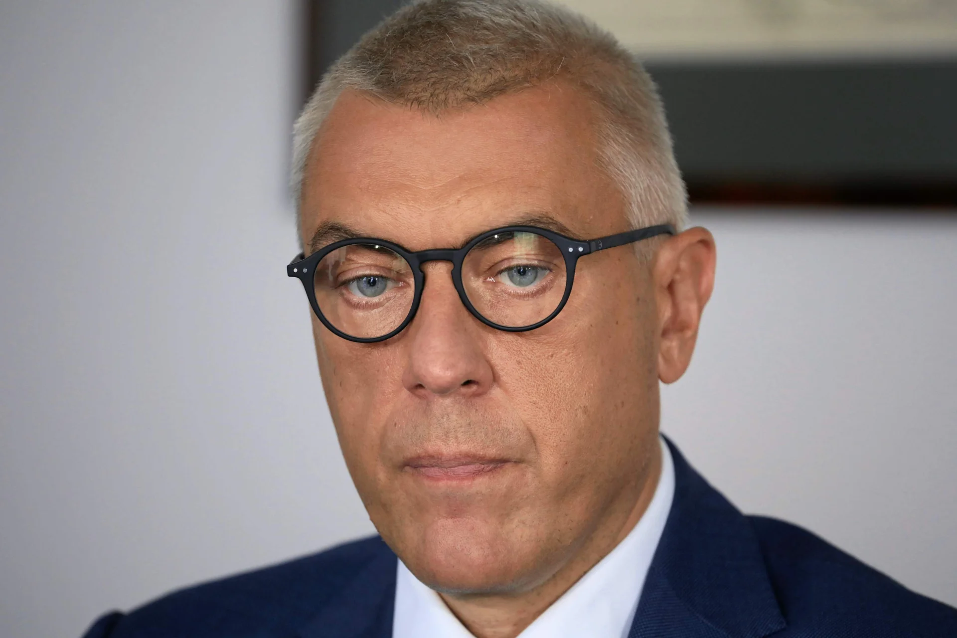 Dziennikarz Wirtualnej Polski Marek Kacprzak pokazał zdjęcie samochodu TVP przed domem Romana Giertycha.