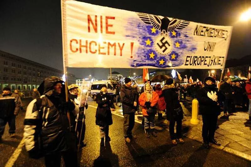 Na marszu PiS-u w rocznicę wprowadzenia stanu wojennego protestuje się przeciw… Unii Europejskiej.