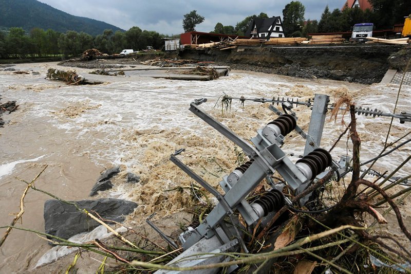 Mieszkańcy Kasinki Małej sami odbudowali most. I mają kłopoty