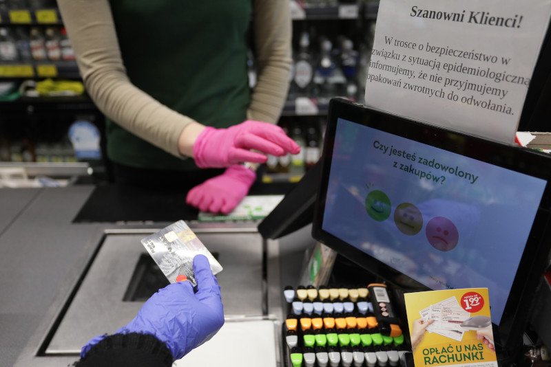 Pracownicy handlu codziennie spotykają się z dziesiątkami klientów, dlatego obawiają się o swoje zdrowie w czasie epidemii.