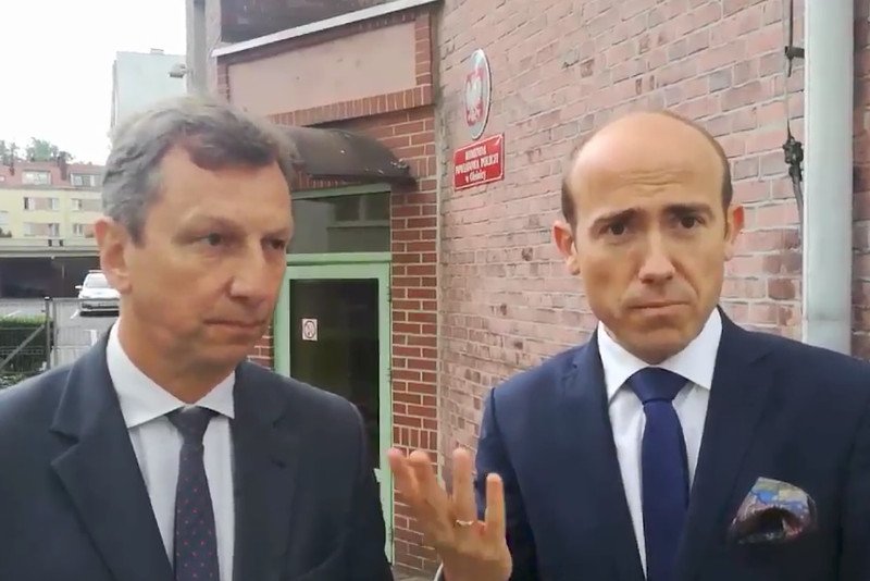 Konferencja posłów PO przed komendą w Oleśnicy. A z ukrycia wszystko filmowała policyjna kamera.