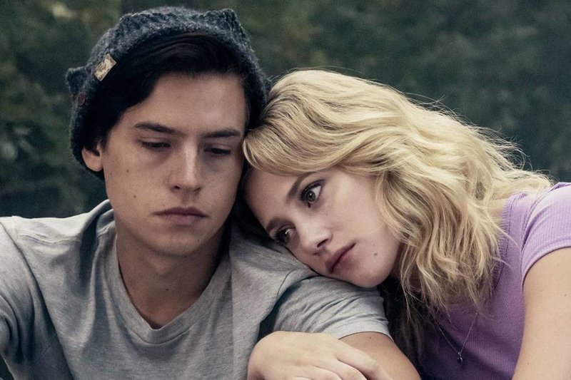 Bohaterowie serialu "Riverdale" nie zachowują się jak typowe nastolatki.