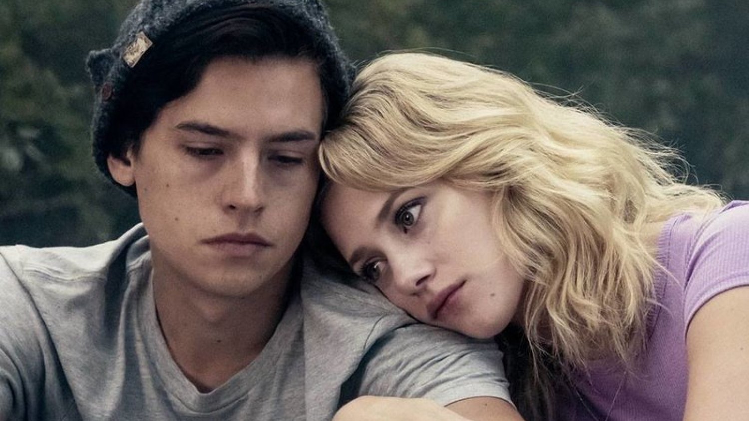 Bohaterowie serialu "Riverdale" nie zachowują się jak typowe nastolatki.