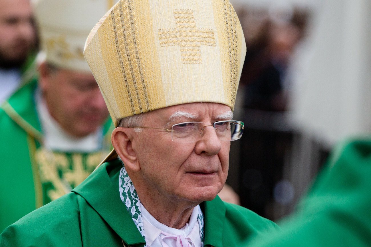 Arcybiskup Marek Jędraszewski krytycznie ocenił tegoroczne plakaty świąteczne, które powstały m.in. w Warszawie, Szczecinie czy Łodzi.