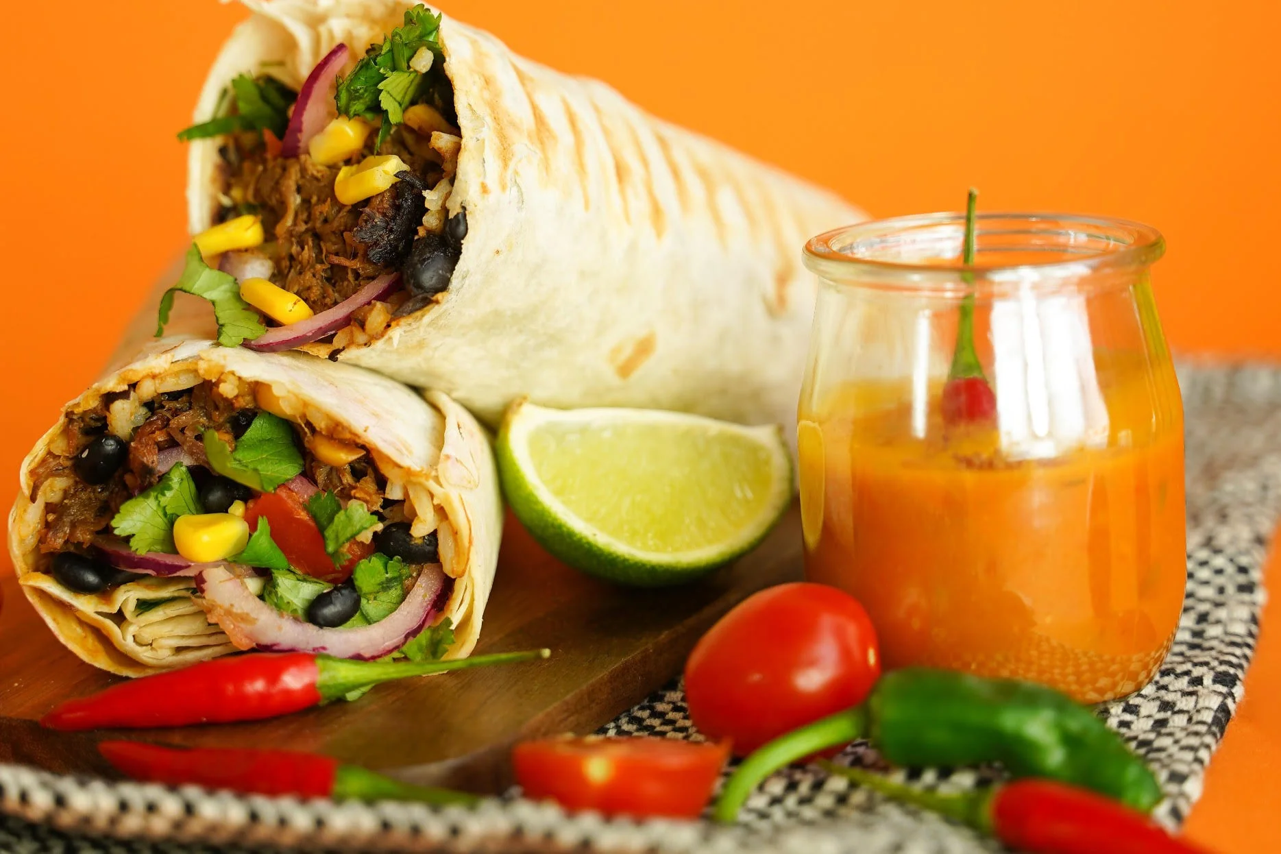 Burrito i sos z mango oraz tamaryndowcem