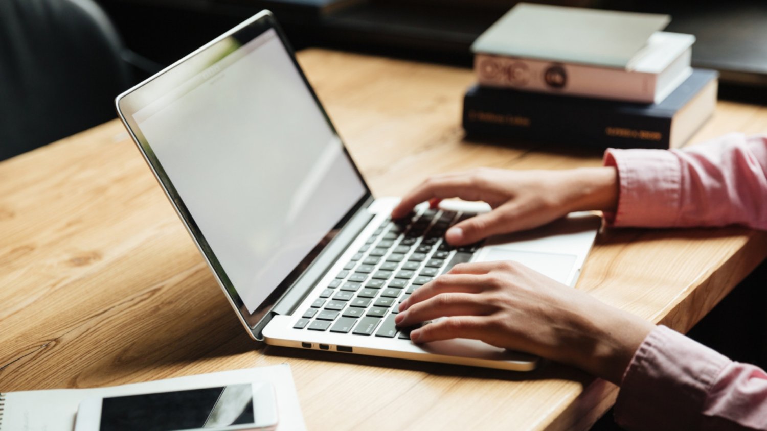 Praca hybrydowa a wybór laptopa – lekki ultrabook czy wydajna stacja robocza?