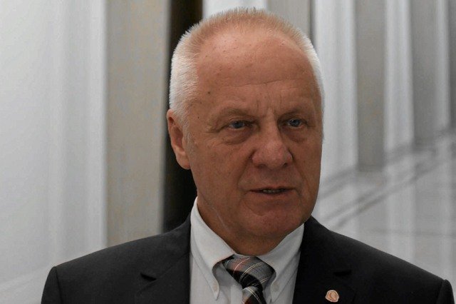 Stefan Niesiołowski uważa, że ciężko chorych ludzi nie należy stawiać przed sądem