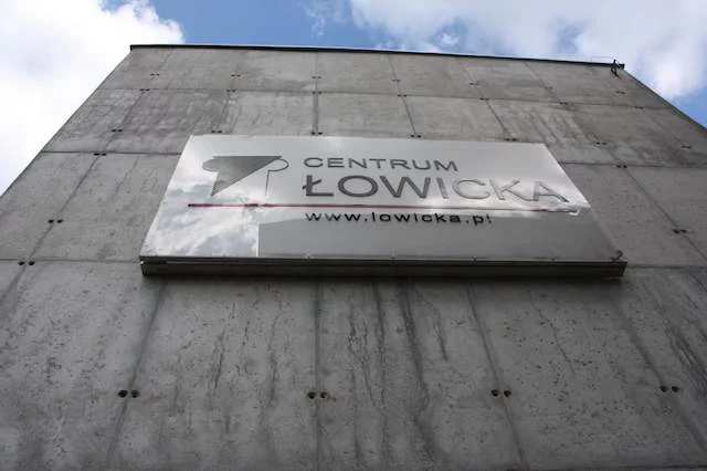 Przy Łowickiej 21 w Warszawie, gdzie mieści się Centrum Łowicka odbywają się m.in nieodpłatne zajęcia z psychologiem. Warto takich ofert szukać w swojej okolicy.