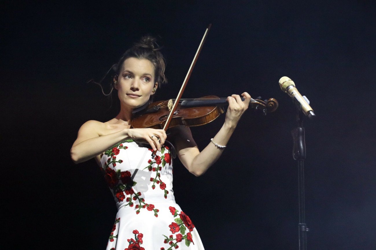 Sanah na koncercie stadionowym.