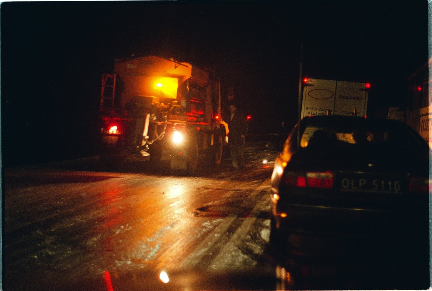 IMGW ostrzega przed oblodzonymi drogami.