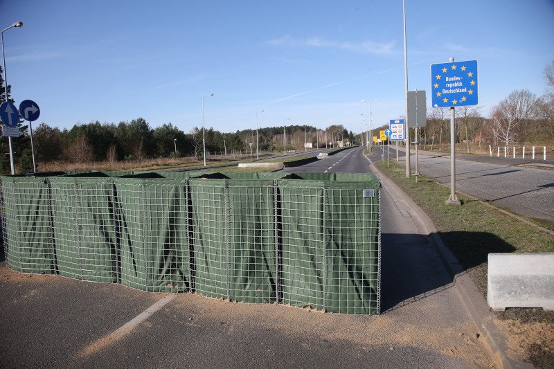 UE zamyka granice w wyniku epidemii koronawirusa.