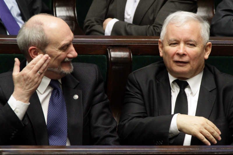 Antoni Macierewicz pomawia Donalda Tuska o współpracę ze Stasi.