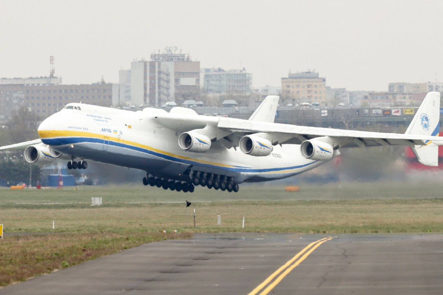 Samolot-gigant utknął w Polsce. Usterka jest w trakcie naprawy.