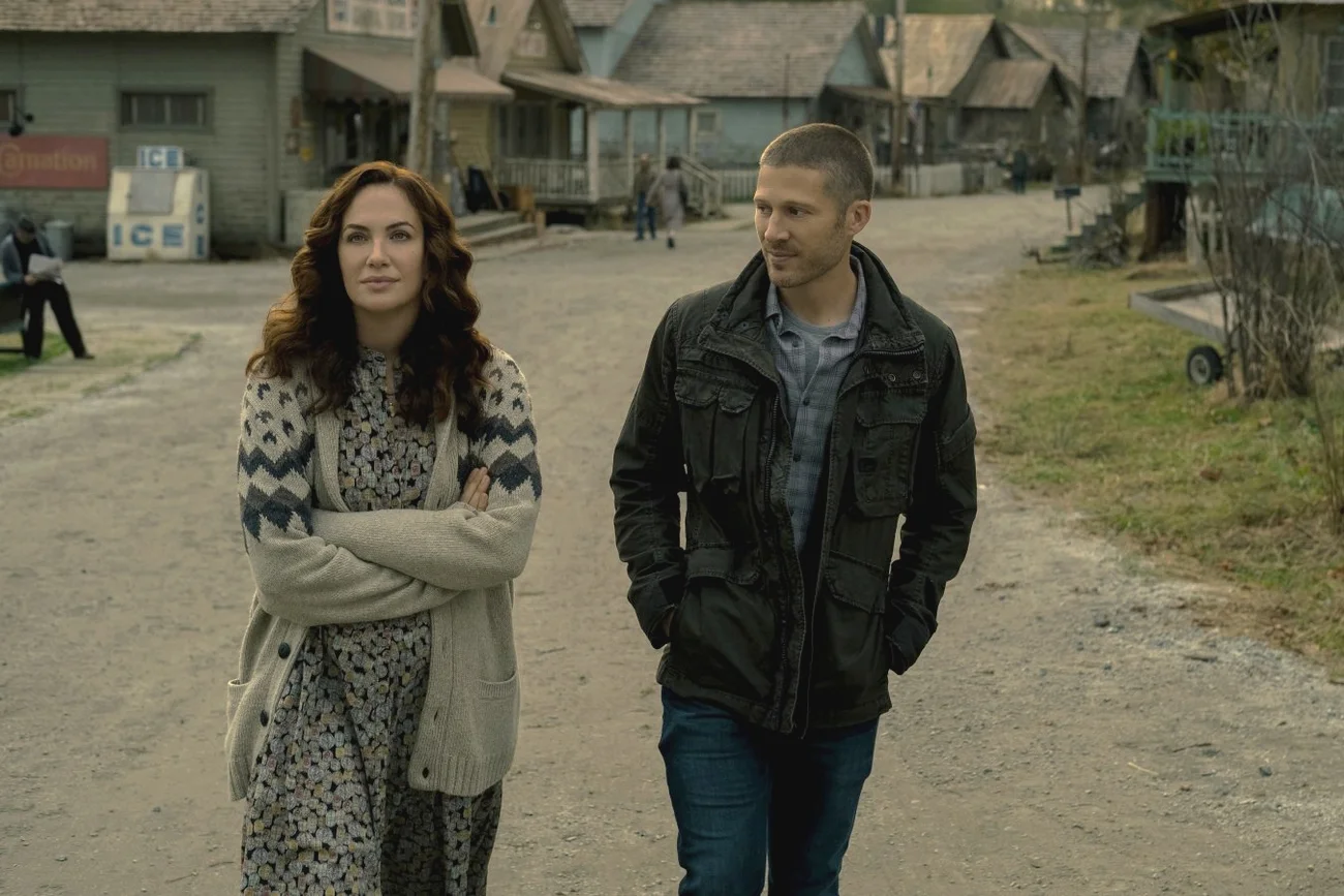 Zach Gilford w roli Ridleya Flynna i Kate Siegel w roli Erin Greene.