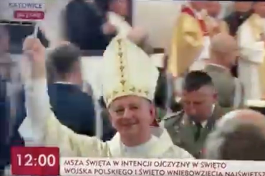 Na nagraniu ze Święta Wojska Polskiego z kościoła garnizonowego w Katowicach widać, jak żołnierz Wojska Polskiego niósł za księdzem wiaderko z wodą święconą.