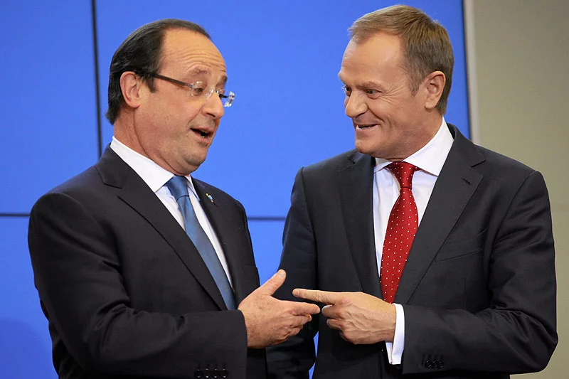 Donald Tusk nie mówi po francusku, a Francois Hollande bardzo słabo włada angielskim, ale na szczytach obaj politycy komunikują się nie najgorzej.