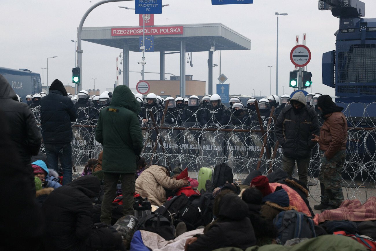 Migranci wrócili do swojego koczowiska znajdującego się po białoruskiej stronie, gdzie aktualnie siedzą i palą ogniska – wynika z informacji Straży Granicznej podsumowującej atak cudzoziemców na polskie służby.