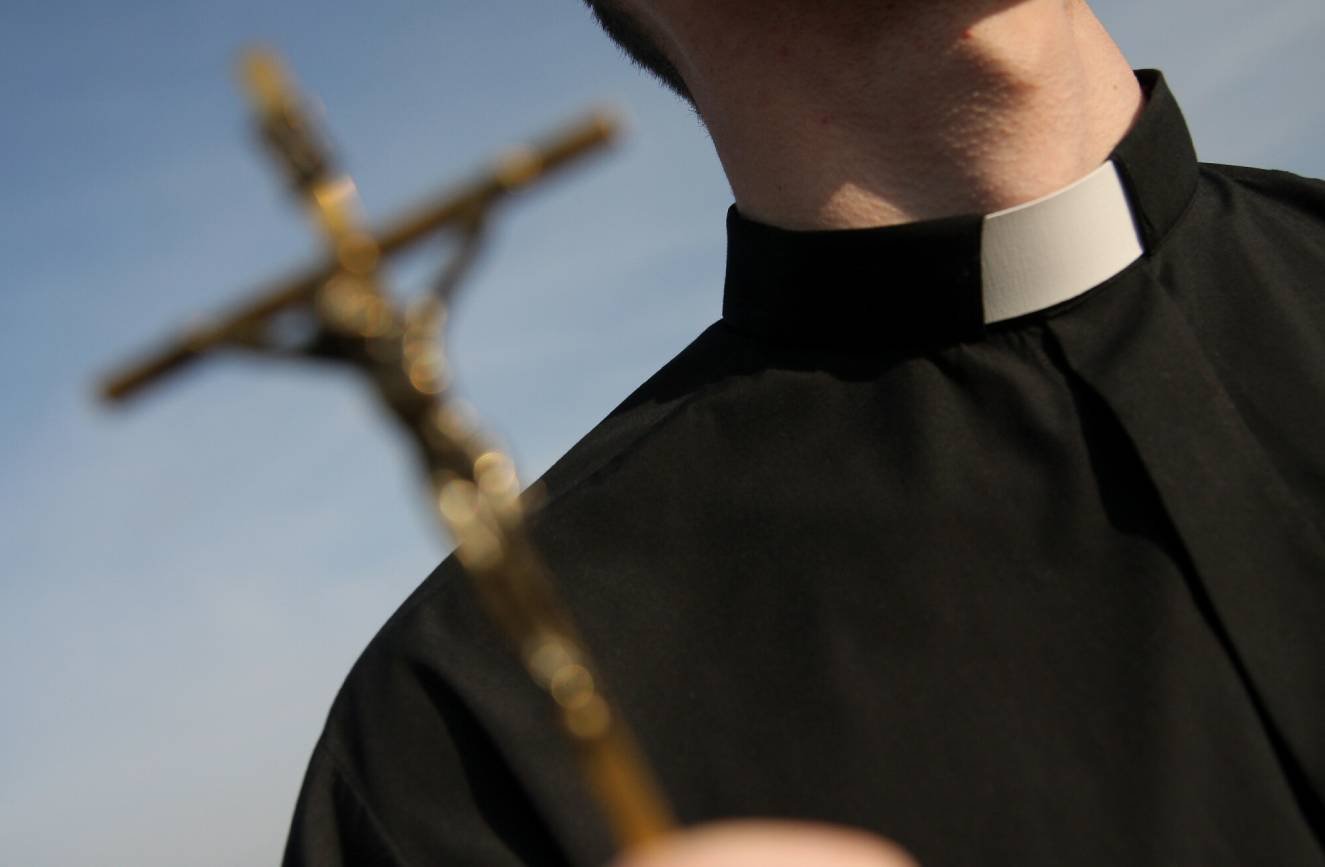 Ksiądz na cmentarzu w Olecku był pijany. Tak chciał odprawiać pogrzeb