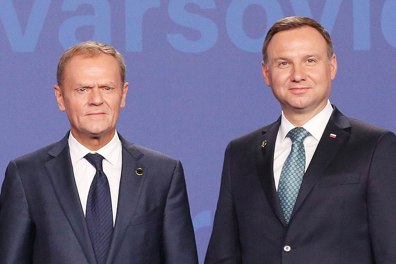 Prezydent Andrzej Duda zachowuje się wobec przewodniczącego Rady Europejskiej Donalda Tuska zupełnie inaczej niż inni politycy PiS.
