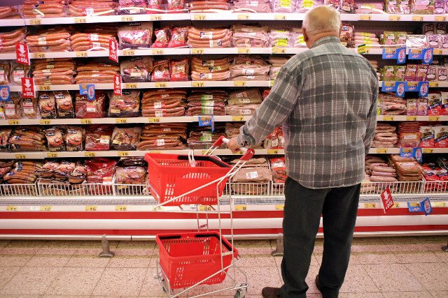 Ze sklepów wycofano partie wędlin marek Morliny i Krakus, bo w mięsie zwierząt, które trafiły do fabryki znaleziono pozostałości antybiotyków