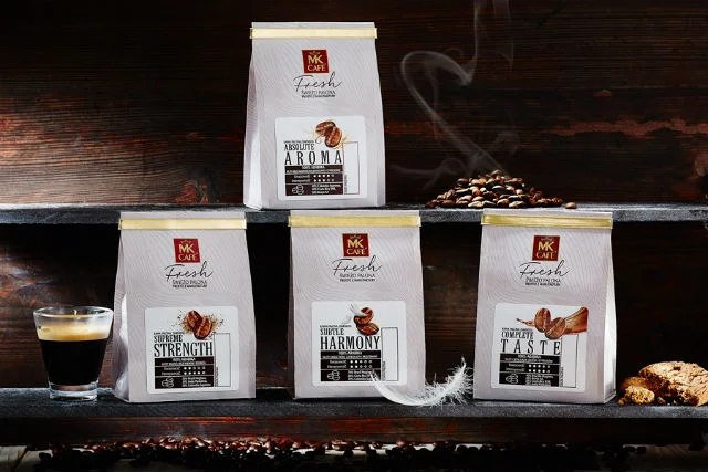 Zestaw kaw ziarnistych MK Cafe Blends zawiera cztery opakowania kawy o różnej intensywności smaku i aromatu.