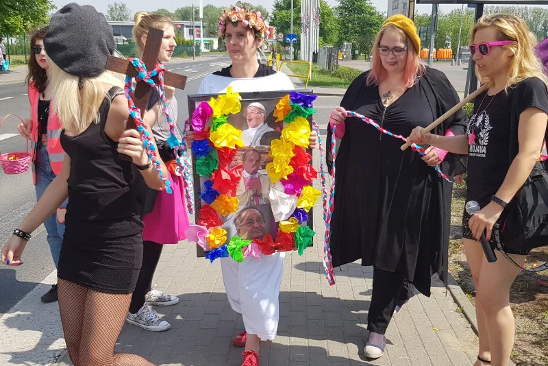 W dniu urodzin o. Rydzyka feministki z całego kraju przeprowadziły manifestację przy siedzibie Radia Maryja.