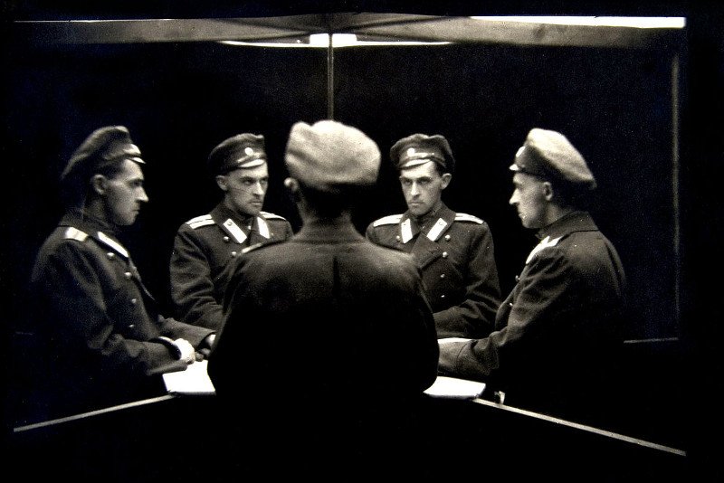 Autoportret wielokrotny w lustrach.