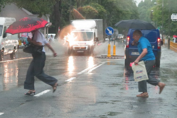 Jaka będzie pogoda w niedzielę? IMGW na weekend wydało ostrzeżenia przed burzami i gradem aż dla 11 powiatów.