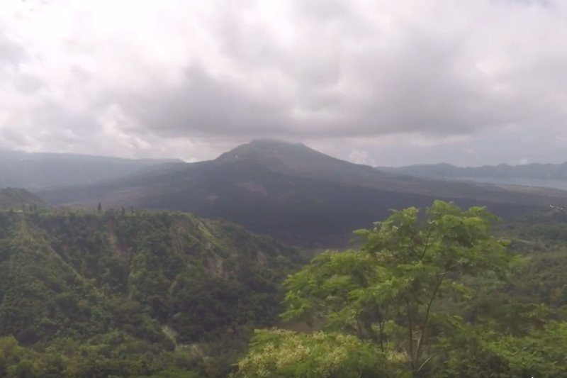 Rajska wyspa? Nie, jeśli widoczny w tle wulkan jednak wybuchnie...