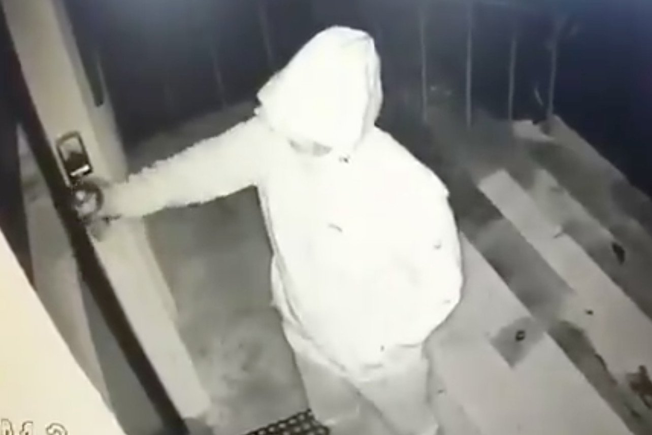 Zamaskowany sprawca pomalował farbą drzwi do siedziby partii.