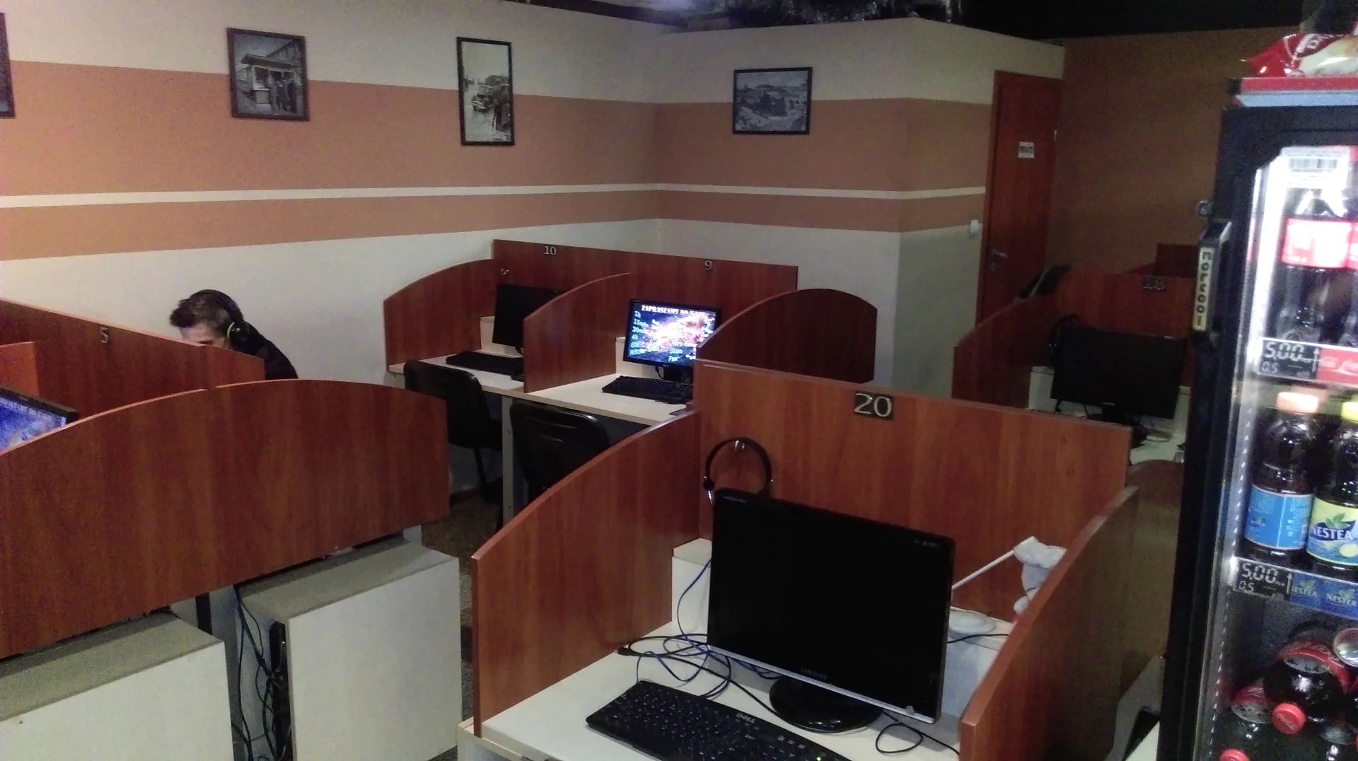 Płaskie monitory, eleganckie biurka. Tradycja łączy się tu z nowoczesnością.