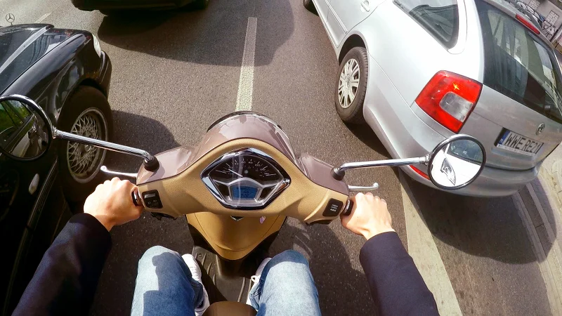 Piaggio Liberty 125 ABS jest bardzo stabilny w korkach.