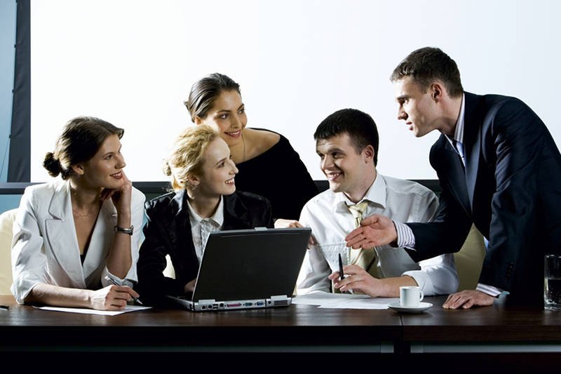 Jak zachować się, gdy sprośne żarty sypią się z ust...własnego szefa?