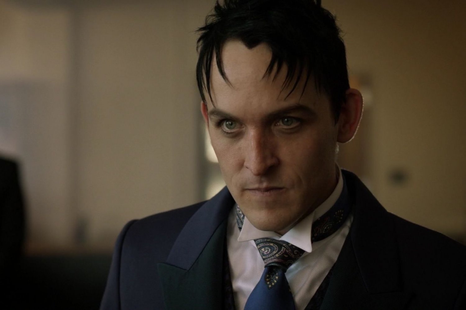 Oswald Cobblepot, czyli Pingwin to postrach serialowego miasta Batmana.