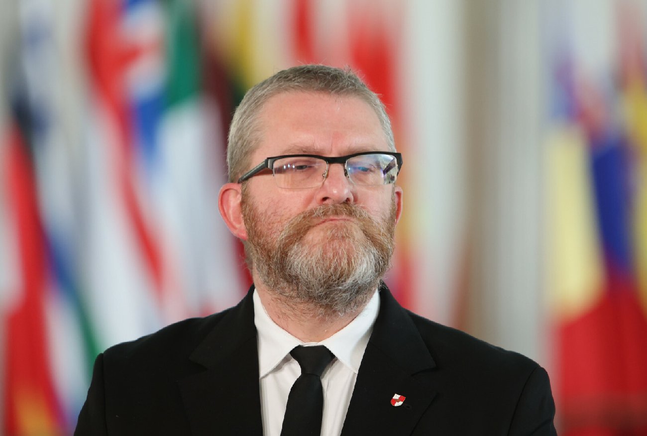 Grzegorz Braun z Konfederacji z zarzutami. Nie tylko za incydent z gaśnicą.