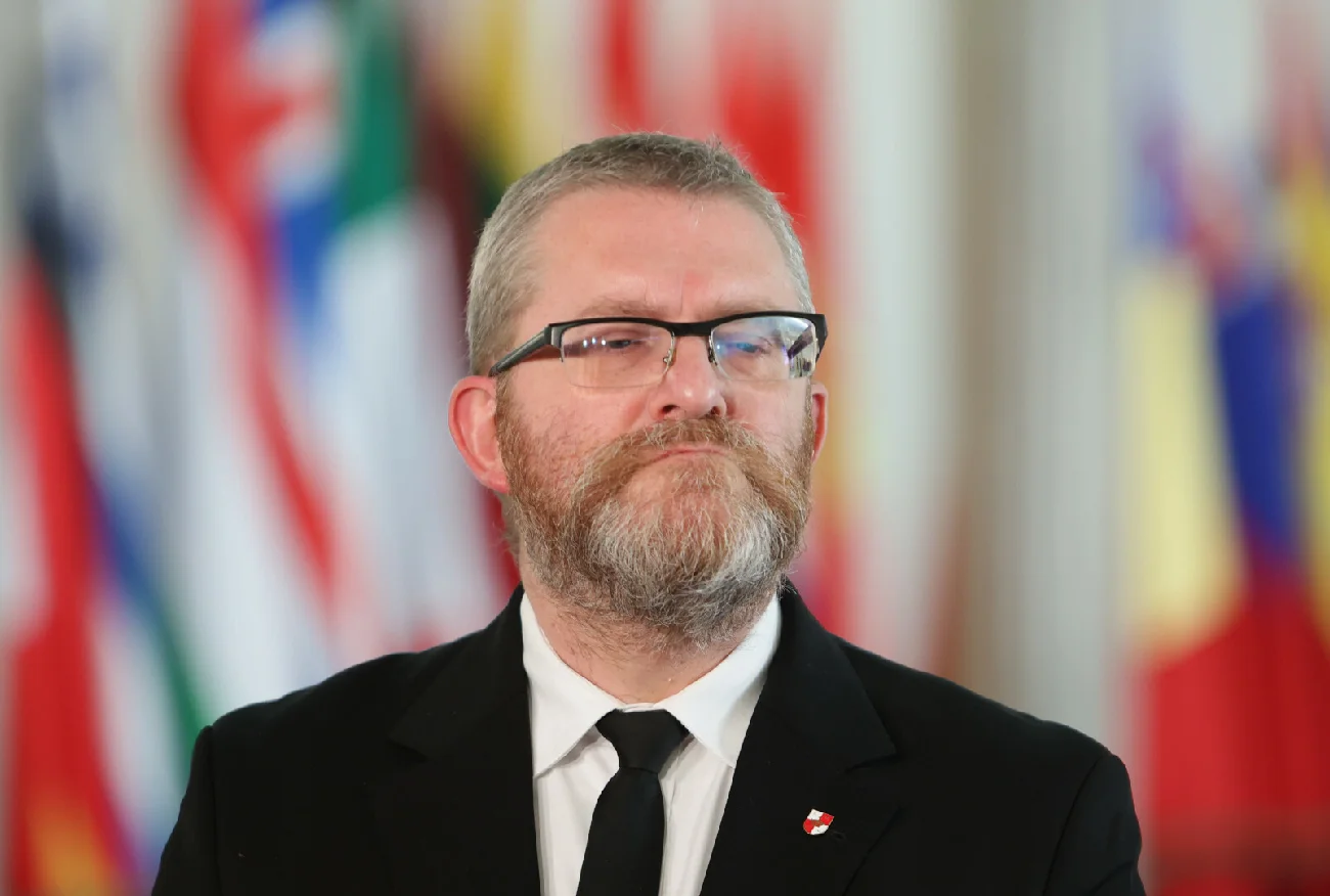 Grzegorz Braun z Konfederacji z zarzutami. Nie tylko za incydent z gaśnicą.