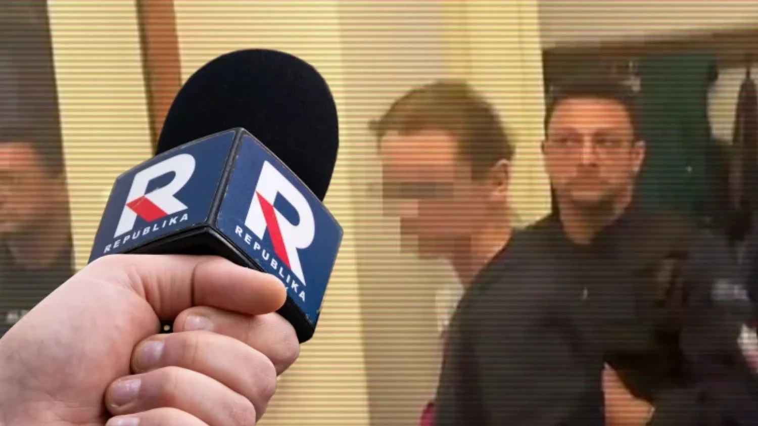 Mikrofon TV Republika, w tle interwencja policyjna.