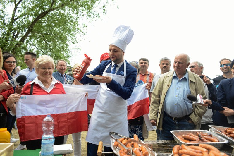 Wiceminister Sprawiedliwości idzie z kampanią wyborczą jak burza. Dzisiaj grillował na plaży przy Moście Poniatowskiego.