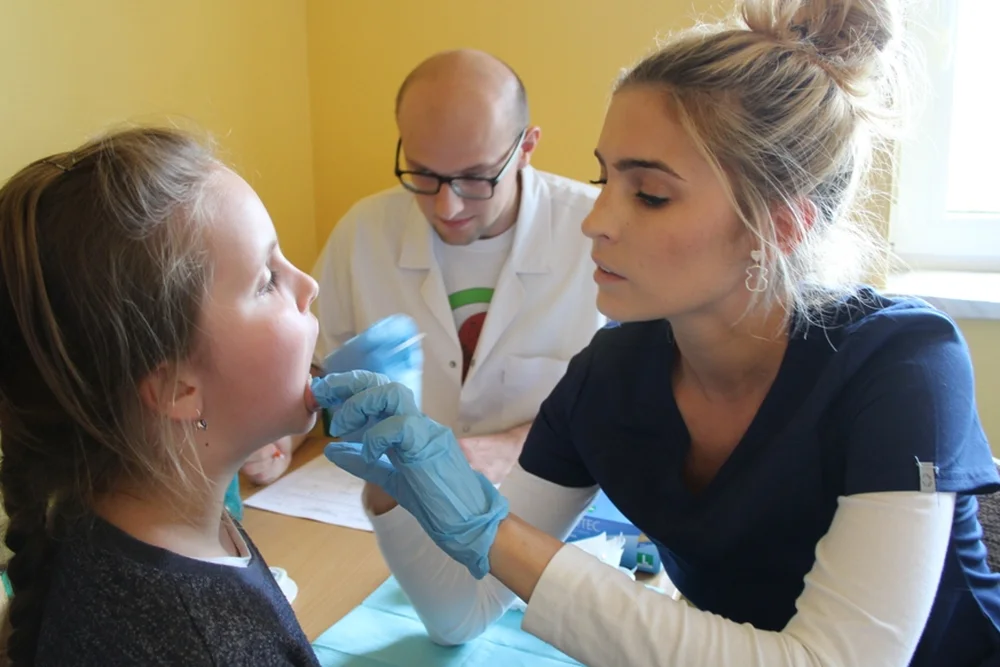 Emma prowadzi bezpłatną akcję informacyjną dla dzieci m.in na temat próchnicy.Katarzyna Chybalska i Maciej Szymański, wolontariusze Fundacji Wiewiórki Julii podczas badań w Gminie Bełchatów.