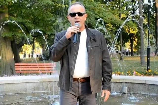 Kandydat Marek Laryś doszedł do wniosku, że wyborców może przekonać piosenką.