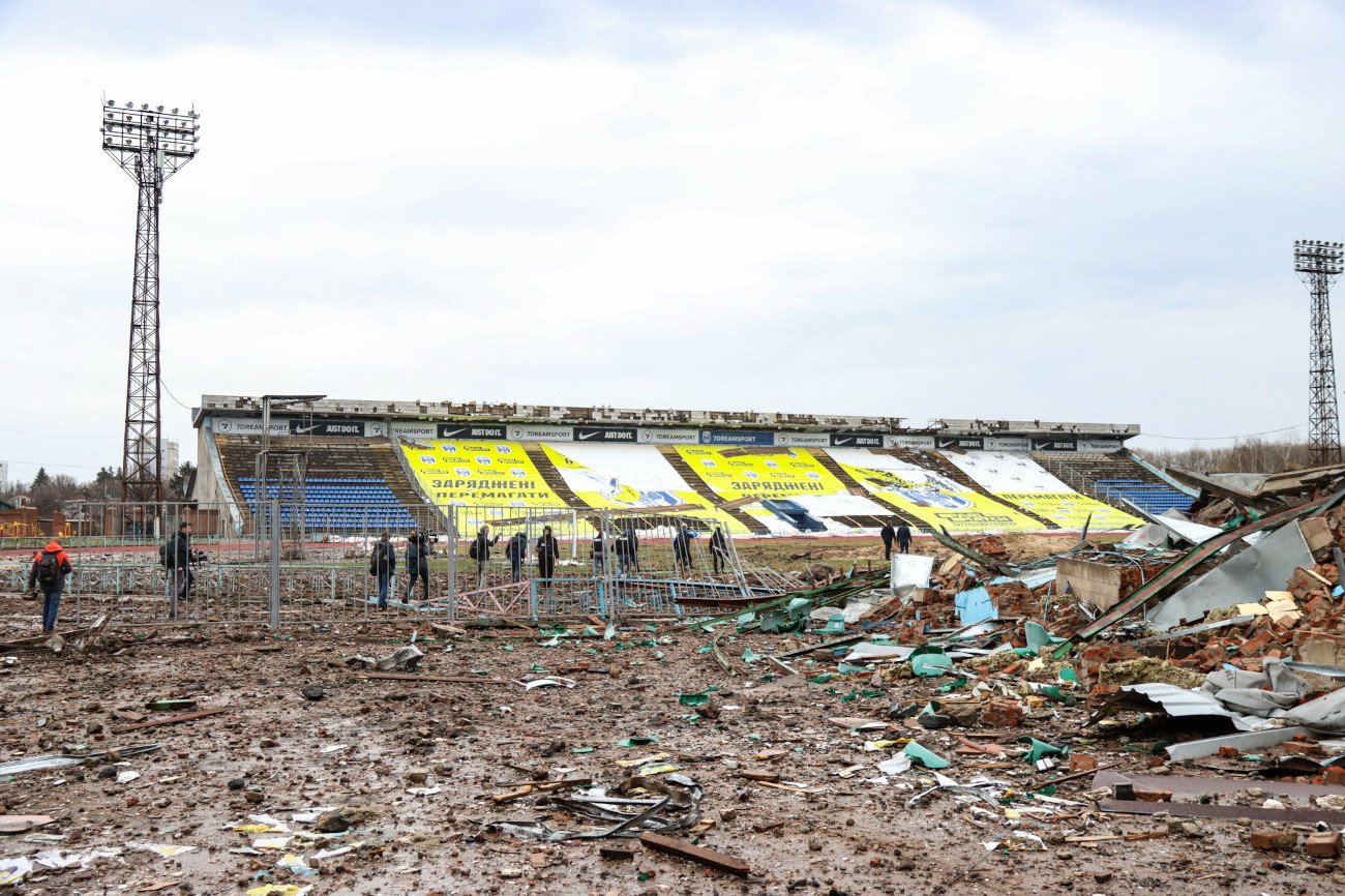 Zdewastowany stadion w ukraińskim Czernihowie. Na obiekt w trakcie trwającej wojny spadło wiele rosyjskich bomb.