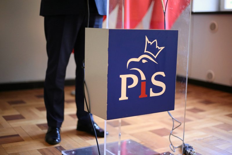 Radny miał kopnąć policjanta w twarz i klatkę piersiową.