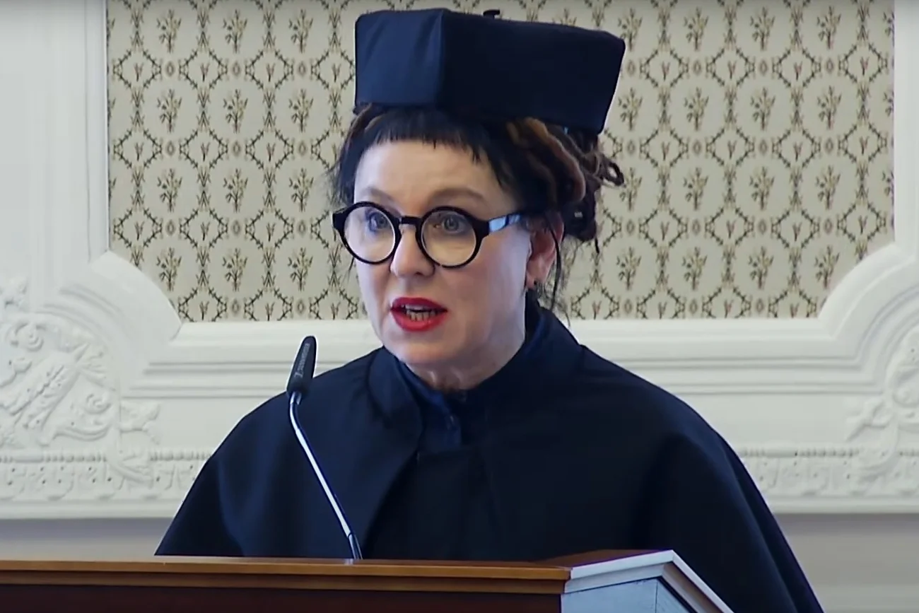 Olga Tokarczuk wyraziła swoją solidarność z obywatelami Ukrainy podczas odbierania ważnego tytułu na Uniwersytecie Warszawskim. Olga Tokarczuk wyraziła swoją solidarność z obywatelami Ukrainy podczas odbierania ważnego tytułu na Uniwersytecie Warszawskim.